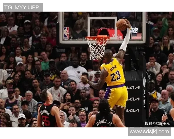 詹姆斯成为历史上第一个季后赛得分超过7000分的球员，领导湖人队晋级总决赛