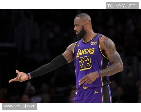 詹姆斯上演怒吼！骑士力克勇士，总决赛战绩1比1平